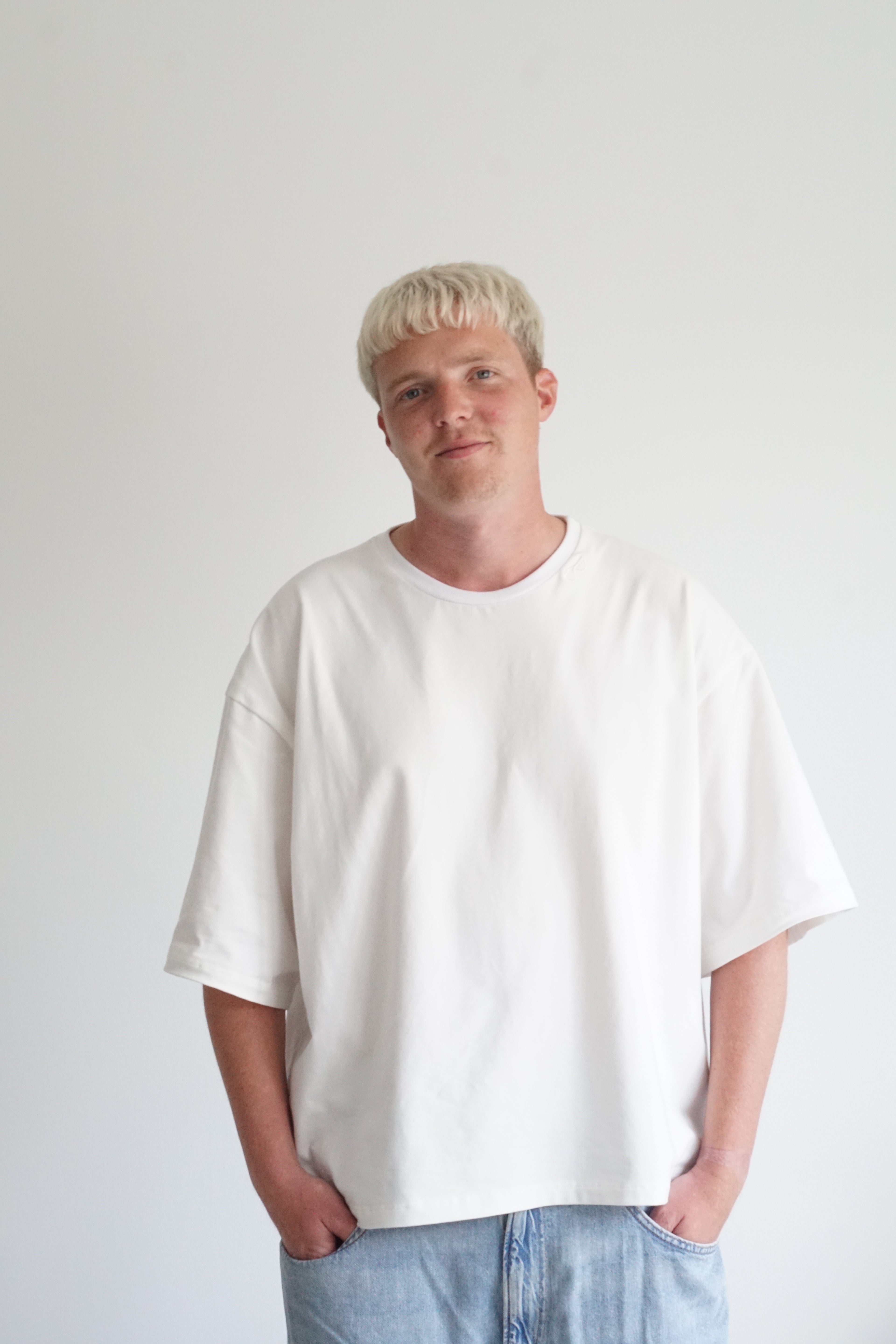 b's baggy t shortsleeve off-white/white collar