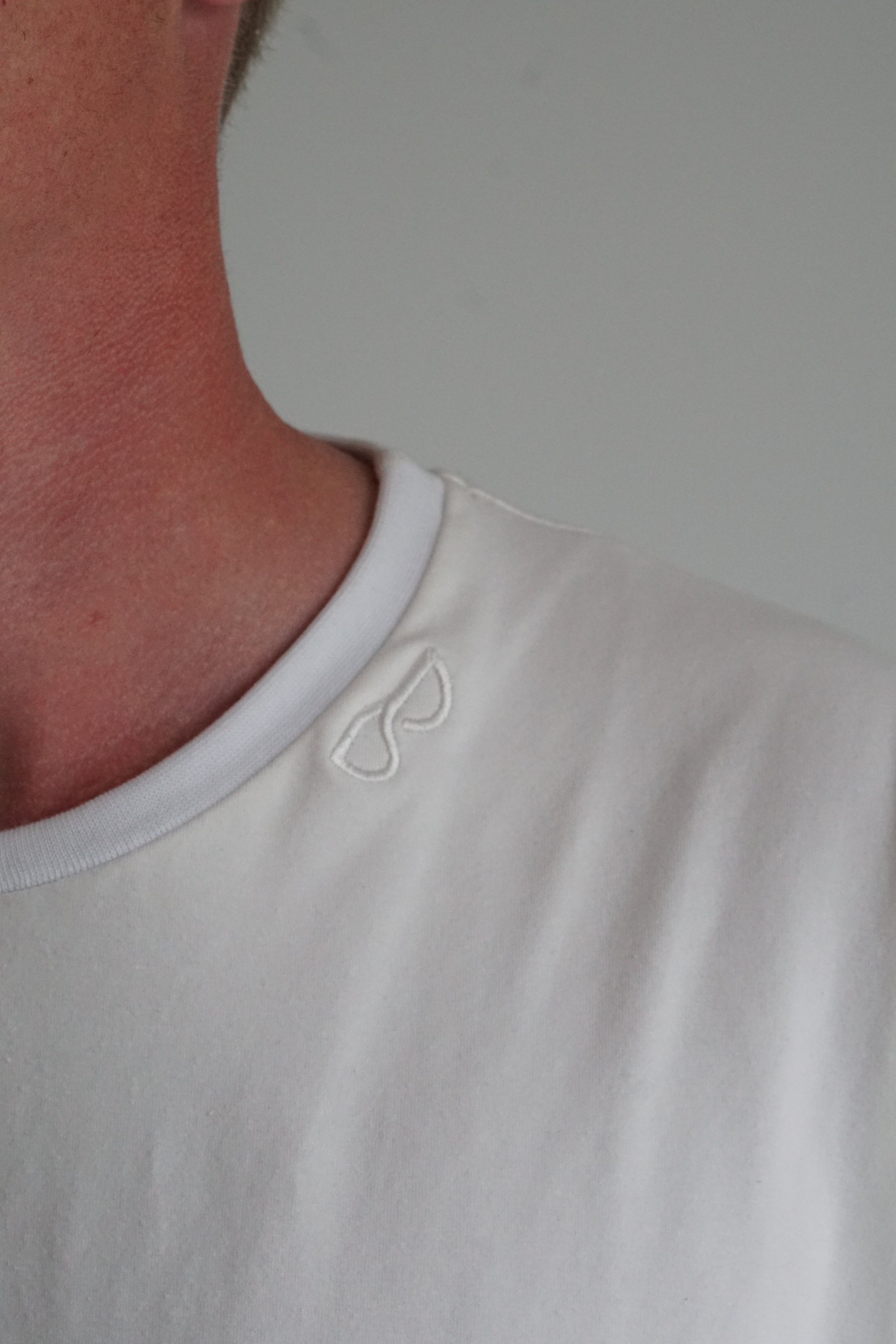 b's baggy t shortsleeve off-white/white collar